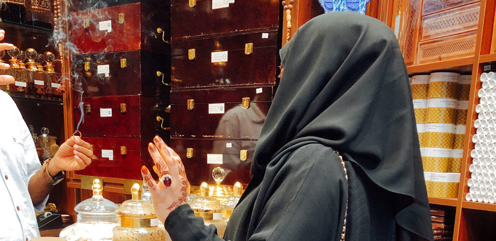 お香を選ぶ女性