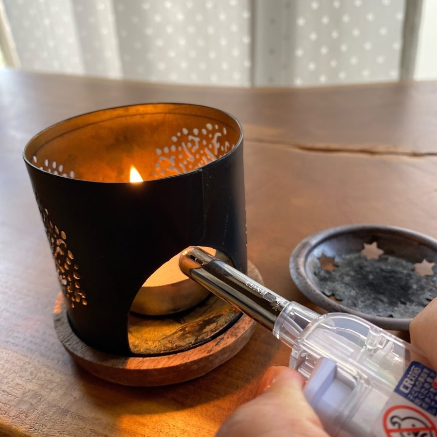 キャンドルに火をつける