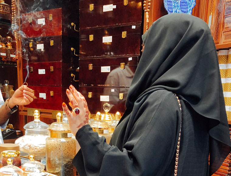 お香を選ぶ中東の女性